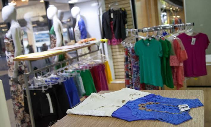 Peças de vestuário expostas em uma loja de roupas